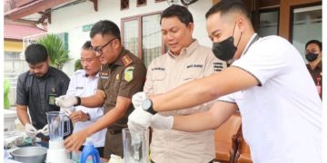 Wakil Bupati Hairan menghadiri dan mengikuti Rangkaian kegiatan Pemusnahan Barang Bukti perkara tindak pidana umum yang telah mempunyai kekuatan hukum tetap (inkrah) di Kantor Kejari Kuala Tungkal, Rabu (07/02/2024).