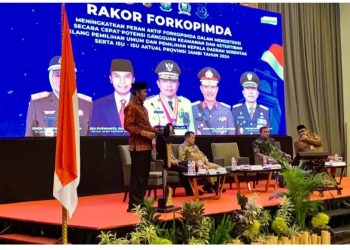 Rakor Forkompimda untuk meningkatkan peran aktif Forkompimda dalam mendeteksi secara cepat potensi gangguan keamanan dan ketertiban jelang Pemilu dan Pilkada serentak serta isu-isu aktual provinsi jambi tahun 2024 di Swisbell Hotel, Senin (12/2). (Foto: Humas/Hadian)