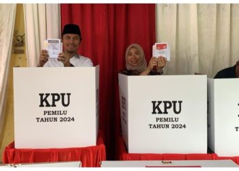 Ketua DPRD Provinsi Jambi, Edi Purwanto melakukan pencoblosan di daerah rumah pribadi tepatnya di TPS 13 Kenali Besar, Rabu (14/2). (Foto: Humas/Hadian)