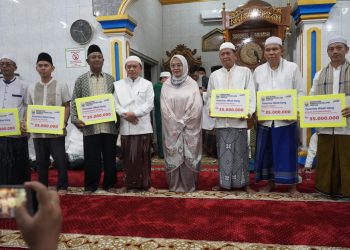 Gubernur saat melakukan Safari Ramadhan Pemerintah Provinsi Jambi bersama Pemerintah dan masyarakat Kota Jambi, bertempat di Masjid Kurnia, Kelurahan Beliung, Kecamatan Alam Barajo, Kota Jambi, Minggu (31/03/2024). (Foto: Diskominfo/Novriansah)