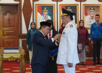 Gubernur Jambi, Al Haris, secara resmi melantik Varial Adhi Putra sebagai Pj Bupati Tebo di Ruang Auditorium Rumah Dinas Gubernur Jambi, Senin (01/04/2024). (Foto: Diskominfo)