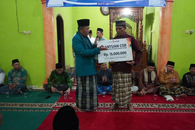 Wagub saat melakukan Safari Ramadhan Pemerintah Provinsi Jambi bersama Pemerintah dan masyarakat Kabupaten Tanjung Jabung Timur serta PW- IKA-PMII di Masjid Darussalam SK.4 Kanan Kelurahan Rantau Indah, Kecamatan Dendang Kabupaten Tanjung Jabung Timur, Senin (01/04/2024). (Foto: Diskominfo/Novriansah)