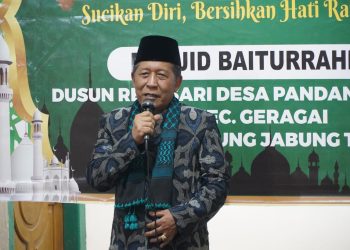 Wakil Gubernur Jambi, Abdullah Sani, menghadiri acara Malam Peringatan Nuzulul Qur’an Ramadhan 1445 H sekaligus menjadi Penceramah yang berlangsung di Masjid Baiturrahman, Dusun Rejosari, Desa Pandan Sejahtera, Kecamatan Geragai, Kabupaten Tanjung Jabung Timur, Rabu (03/04/2024). (Foto: Diskominfo/Harun)