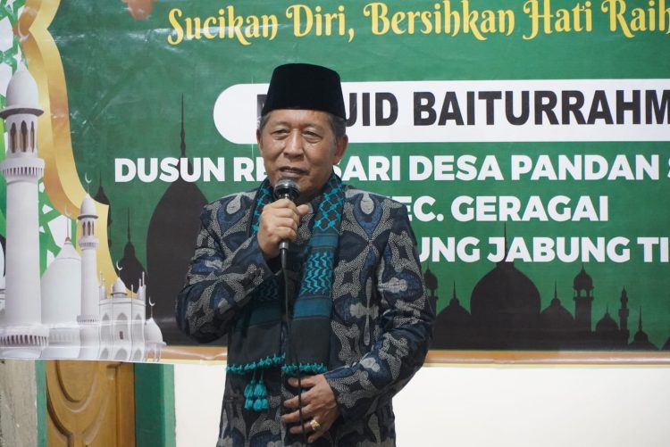 Wakil Gubernur Jambi, Abdullah Sani, menghadiri acara Malam Peringatan Nuzulul Qur’an Ramadhan 1445 H sekaligus menjadi Penceramah yang berlangsung di Masjid Baiturrahman, Dusun Rejosari, Desa Pandan Sejahtera, Kecamatan Geragai, Kabupaten Tanjung Jabung Timur, Rabu (03/04/2024). (Foto: Diskominfo/Harun)