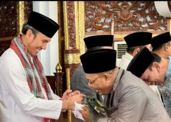 Ketua DPRD Provinsi Jambi, Edi Purwanto bersama dengan Gubernur Jambi, Al Haris dan unsur Forkompinda di lingkup pemerintahan Provinsi Jambi serta masyarakat Jambi melaksanakan shalat idul fitri 1445 Hijriah di Masjid Agung Al Falah, Rabu (10/4). (Foto: Humas/Hadian)