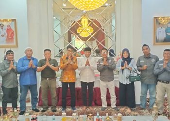 Suasana silaturahim PJS dengan Bupati Pelalawan calon penerima PJS Award 2024, di kediaman Bupati, Senin (15/04/2024). (Foto: PJS)