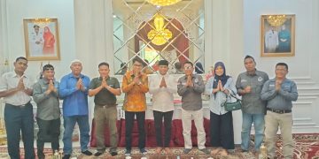 Suasana silaturahim PJS dengan Bupati Pelalawan calon penerima PJS Award 2024, di kediaman Bupati, Senin (15/04/2024). (Foto: PJS)