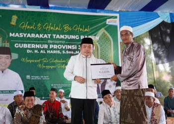 Gubernur saat menghadiri Haul dan Halal Bihalal bersama masyarakat Tanjung Raden di Madrasah Sa’adatul Ulya Kelurahan Tanjung Raden Kecamatan Danau Teluk Seberang Kota Jambi, Minggu (28/04/2024). (Foto: Diskominfo/Erict)