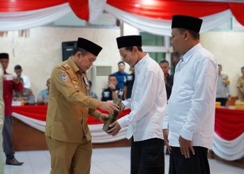 Gubernur saat menghadiri Pembacaan dan Penandatanganan Pernyataan Ikrar Setia NKRI, Lepas Bai'at dan Ikrar Setia NKRI Jaringan Jama’ah Ansharu Syari’ah dan Eks Napiter Wilayah Jambi di Ruang Aula Besar Kantor Bupati Batang Hari, Kabupaten Batang Hari, Selasa (30/04/2024). (Foto: Diskominfo/Erict)
