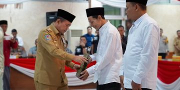 Gubernur saat menghadiri Pembacaan dan Penandatanganan Pernyataan Ikrar Setia NKRI, Lepas Bai'at dan Ikrar Setia NKRI Jaringan Jama’ah Ansharu Syari’ah dan Eks Napiter Wilayah Jambi di Ruang Aula Besar Kantor Bupati Batang Hari, Kabupaten Batang Hari, Selasa (30/04/2024). (Foto: Diskominfo/Erict)
