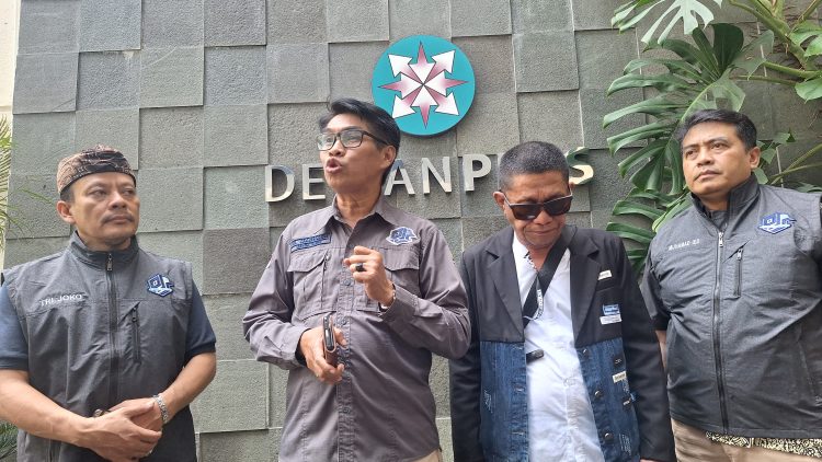Ketua Umum DPP PJS Mahmud Marhaba didampingi Ketua dan Sekretaris DPD PJS DKI Jakarta dan Ketua DPD PJS Riau, Senin (27/05/2024) di kantor Dewan Pers. Foto: Wahyu Jati