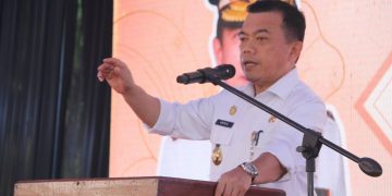 Gubernur Al Haris pada acara Farewell Party Pelepasan Kelas XII SMA Negeri 2 Kota Jambi di Lapangan Utama SMA Negeri 2 Kota Jambi, Kamis (18/04/2024). (Foto: Diskominfo/Agus)