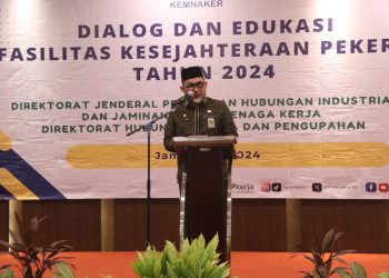 Sekda Sudirman pada saat membuka Dialog dan Edukasi Fasilitas Kesejahteraan Pekerja dan Pelayanan Keluarga Berencana di Tempat Bekerja di Hotel BW Luxury Jambi, Kamis (02/05/2024). (Foto: Diskominfo/Agus)