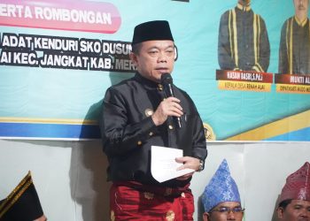 Gubernur Al Haris pada acara Kenduri Sko di Gedung Adat Depati Karti Mudo Menggalo, Desa Renah Alai, Kecamatan Jangkat, Kabupaten Merangin, Jumat (03/05/2024). (Foto: Diskominfo/Harun)