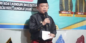 Gubernur Al Haris pada acara Kenduri Sko di Gedung Adat Depati Karti Mudo Menggalo, Desa Renah Alai, Kecamatan Jangkat, Kabupaten Merangin, Jumat (03/05/2024). (Foto: Diskominfo/Harun)
