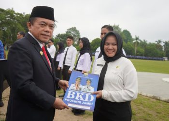 Gubernur Al Haris pada Peringatan Hari Pendidikan Nasional 2024 dan Peringatan Hari Otonomi Daerah Ke-XXVIII serta penyerahan SK PPPK Pemerintah Provinsi Jambi Tahun Anggaran 2023 di Lapangan Depan Kantor Gubernur Jambi, Selasa (07/05/2024). (Foto: Diskominfo/Novriansah)