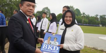 Gubernur Al Haris pada Peringatan Hari Pendidikan Nasional 2024 dan Peringatan Hari Otonomi Daerah Ke-XXVIII serta penyerahan SK PPPK Pemerintah Provinsi Jambi Tahun Anggaran 2023 di Lapangan Depan Kantor Gubernur Jambi, Selasa (07/05/2024). (Foto: Diskominfo/Novriansah)