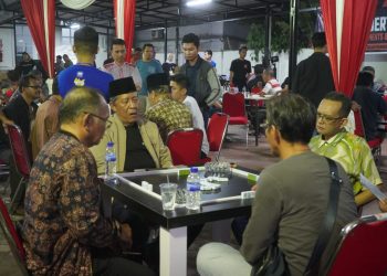 Wagub saat membuka Turnamen dan Ekshibisi Domino dalam rangka memeriahkan Dies Natalis ke-61 Universitas Jambi di Rumah Dinas Rektor Universitas Jambi, Telanaipura, Jumat, (10/05/2024). (Foto: Diskominfo/Foto: Novriansah)