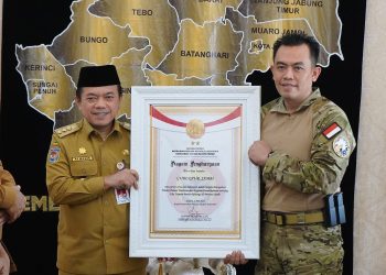 Penghargaan dari satuan khusus Kepolisian Negara Republik Indonesia untuk penanggulangan terorisme ini diterima langsung oleh Gubernur Al Haris di Rumah Dinas Gubernur Jambi, Senin (13/05/2024). (Foto: Diskominfo/Erict)