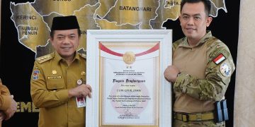 Penghargaan dari satuan khusus Kepolisian Negara Republik Indonesia untuk penanggulangan terorisme ini diterima langsung oleh Gubernur Al Haris di Rumah Dinas Gubernur Jambi, Senin (13/05/2024). (Foto: Diskominfo/Erict)