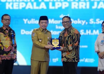 Gubernur pada Sertijab Kepala RRI Jambi  di Auditorium Rumah Dinas Gubernur Jambi, Senin (13/05/2024). (Foto: Diskominfo/Novriansah)