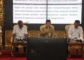 Gubernur Al Haris pada Rapat Evaluasi Operasional Lalu Lintas Angkutan Batubara Melalui Sungai di Ruang Pola Kantor Gubernur Jambi, Selasa (14/05/2024). (Foto: Diskominfo/Agus)