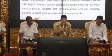 Gubernur Al Haris pada Rapat Evaluasi Operasional Lalu Lintas Angkutan Batubara Melalui Sungai di Ruang Pola Kantor Gubernur Jambi, Selasa (14/05/2024). (Foto: Diskominfo/Agus)