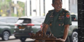 Kepala Staf Angkatan Darat, Jenderal TNI Maruli Simanjuntak disela kegiatan pendistribusian 32 unit Kendaraan Dinas (Randis) hasil swadaya TNI AD kepada beberapa satuan jajaran, bertempat di Markas Besar Angkatan Darat (Mabesad), Jakarta, Selasa (14/5/2024). (Foto: Dispenad)