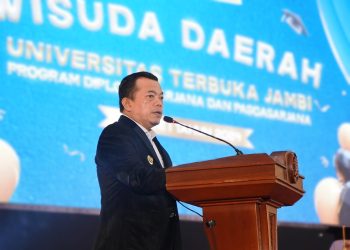 Gubernur saat menghadiri Wisuda Daerah UT Jambi Program Diploma, Sarjana dan Pascasarjana Lulusan Periode I Tahun Akademik 2023/2024 di Gedung Abadi Convention Center, Kota Jambi, Rabu, (15/05/2024). (Foto: Diskominfo/Novriansah)