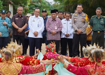Wagub Sani saat Pembukaan SLI Operasional di Kabupaten Batang Hari Provinsi Jambi Tahun 2024 di Desa Selat, Kecamatan Pemayung, Kabupaten Batang Hari, Kamis (16/05/2024). (Foto: Diskominfo/Novriansah)