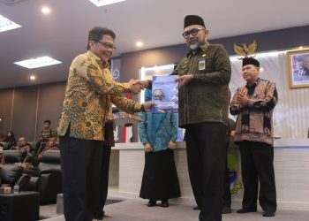 Sekda yang mewakili Gubernur Jambi pada saat Melaunching dan  Penayangan Dokumen GDPK 5 Pilar Tingkat Provinsi Jambi melalui Platform JDAC di Ruang Jambi JDAC Kantor Gubernur Jambi, Kamis (16/05/2024). (Foto: Diskominfo/Agus)