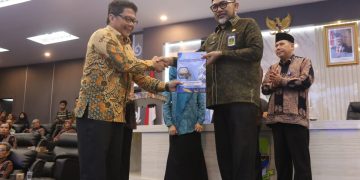 Sekda yang mewakili Gubernur Jambi pada saat Melaunching dan  Penayangan Dokumen GDPK 5 Pilar Tingkat Provinsi Jambi melalui Platform JDAC di Ruang Jambi JDAC Kantor Gubernur Jambi, Kamis (16/05/2024). (Foto: Diskominfo/Agus)