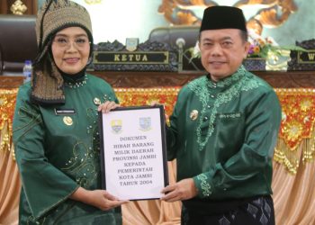 Gubernur Al Haris pada Rapat Paripurna DPRD Kota Jambi dalam rangka Memperingati Hari Jadi ke-623 Tahun Tanah Pilih Pusako Batuah Kota Jambi dan HUT ke-78 Pemerintah Kota Jambi Tahun 2024 di Gedung DPRD Kota Jambi, Selasa (28/05/2024). (Foto: Diskominfo/Agus)