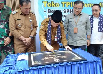 Gubernur Jambi, Al Haris, meresmikan Toko Tim Pengendalian Inflasi Daerah (TPID) di Pasar Senin Siulak, Kabupaten Kerinci, Senin (03/06/2024). (Foto: Diskominfo)