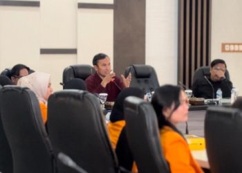 Ketua DPRD Provinsi Jambi, Edi Purwanto, memberikan kuliah umum kepada 84 Mahasiswa Fakultas Hukum Universitas Jambi, Selasa (4/6) di Ruang Banggar DPRD Provinsi Jambi. (Foto: Humas/Hadian)