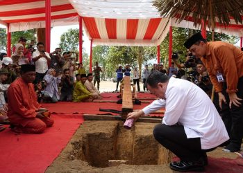 Gubernur Al Haris mengawali proses peletakan tiang pancang mega-proyek Revitalisasi KCBN Muarajambi di kawasan Candi Muaro Jambi, Kabupaten Muaro Jambi, Provinsi Jambi, Rabu (05/06/2024). (Foto: Diskominfo)