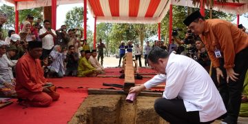 Gubernur Al Haris mengawali proses peletakan tiang pancang mega-proyek Revitalisasi KCBN Muarajambi di kawasan Candi Muaro Jambi, Kabupaten Muaro Jambi, Provinsi Jambi, Rabu (05/06/2024). (Foto: Diskominfo)