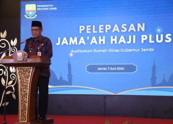 Wagub Jambi, Abdullah Sani, melepas 66 orang JCH PT. Mumtaz Sabila Mabrur (Cholis Tazakka) yang berlangsung di Auditorium Rumah Dinas Gubernur Jambi, Jumat (07/06/2024). (Foto: Diskominfo/Agus)