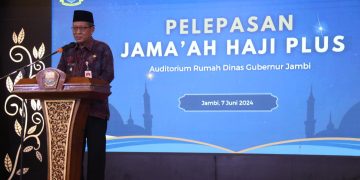 Wagub Jambi, Abdullah Sani, melepas 66 orang JCH PT. Mumtaz Sabila Mabrur (Cholis Tazakka) yang berlangsung di Auditorium Rumah Dinas Gubernur Jambi, Jumat (07/06/2024). (Foto: Diskominfo/Agus)