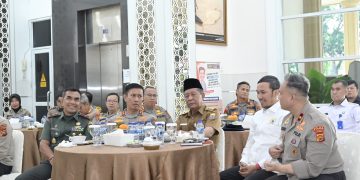 Grand Launching Aplikasi Pelayanan Perizinan penyelenggaraan Event yang dipimpin oleh Presiden RI dan Kapolri melalui sarana Zoom Meeting, Senin (24/6) di Ruang Vidcon lantai II Gedung A Polda Jambi. (Foto: Humas/Hadian)