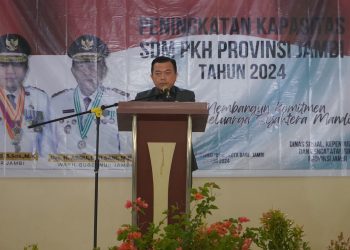 Gubernur Al Haris saat Pembukaan Peningkatan Kapasitas SDM PKH Provinsi Jambi serta Penyerahan Kendaraan sepeda motor operasional kepada para koordinator SDM PKH kabupaten/kota Se-Provinsi Jambi di Aula Kantor BPSDM Provinsi Jambi, Senin (24/06/2024). (Foto: Diskominfo/Novriansah)