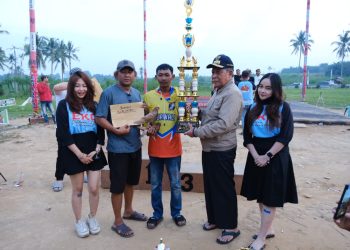 Wagub Sani saat memberikan hadiah kepada pemenang lomba Burung Merpati Tinggi atau yang biasa disebut Merpati Kolong  bebas pada Lapak JB98 Jambi Event New Ayla di Lapak Jambi 98 Paal Lima, Kecamatan Kota Baru, Kota Jambi, Minggu (23/06/2023). (Foto: Diskominfo/Reno)