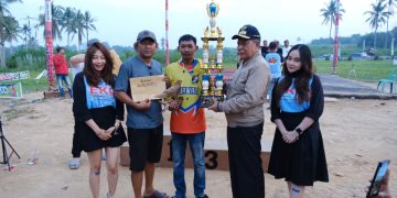 Wagub Sani saat memberikan hadiah kepada pemenang lomba Burung Merpati Tinggi atau yang biasa disebut Merpati Kolong  bebas pada Lapak JB98 Jambi Event New Ayla di Lapak Jambi 98 Paal Lima, Kecamatan Kota Baru, Kota Jambi, Minggu (23/06/2023). (Foto: Diskominfo/Reno)