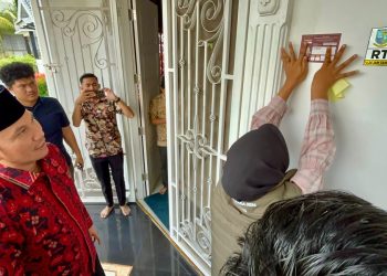 KPU Provinsi Jambi, KPU Kota Jambi, Bawaslu bersama dengan petugas Pantarlih saat mendatangi kediaman Ketua DPRD Provinsi Jambi, Edi Purwanto, Jumat pagi (28/6) di Kenali Besar. (Foto: Humas/Hadian)