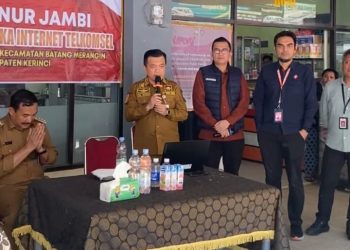 Gubernur Jambi Al Haris saat kunjungan kerja (Kunker) ke Kerinci, melaunching "Apresiasi Merdeka Internet Telkomsel" di Desa Muara Emat, Kecamatan Batang Merangin, Senin (03/06/2024). (Foto: Diskominfo)