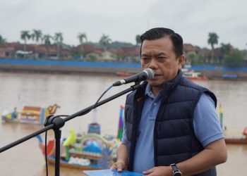 Gubernur Al Haris pada Pembukaan Parade Perahu Hias dala rangka Festival Batanghari Tahun 2024 di Dermaga Sungai Batanghari belakang Pasar Angso Duo, Kota Jambi, Sabtu (06/07/2024). (Foto: Diskominfo/Agus)