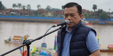 Gubernur Al Haris pada Pembukaan Parade Perahu Hias dala rangka Festival Batanghari Tahun 2024 di Dermaga Sungai Batanghari belakang Pasar Angso Duo, Kota Jambi, Sabtu (06/07/2024). (Foto: Diskominfo/Agus)
