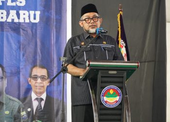 Sekda saat pembukaan Masa MPLS dan Masa Basis Peserta Didik  Baru Angkatan XXXI Tahun Pelajaran 2024/2025 di GOR SMAN Titian Teras H. Abdurrahman Sayoeti, Rabu (10/07/2024). (Foto: Diskominfo/Harun)