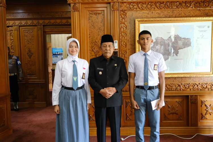 Wagub Sani menerima Audensi dua calon Paskibraka Tingkat Pusat utusan Provinsi Jambi di Ruang Rapat Kerja Wakil Gubernur Jambi, Kamis (11/07/2024). (Foto: Diskominfo/Sobirin)