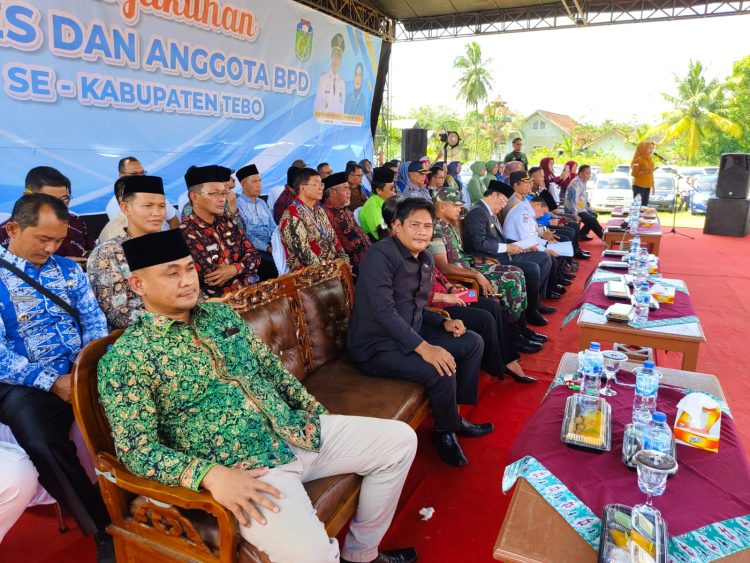 Anggota DPRD Provinsi Jambi Al Mashuri dan Supeno menghadiri pengukuhan Kades dan Anggota BPD se-Kabupaten Tebo, Kamis (11/7). (Foto: Humas)